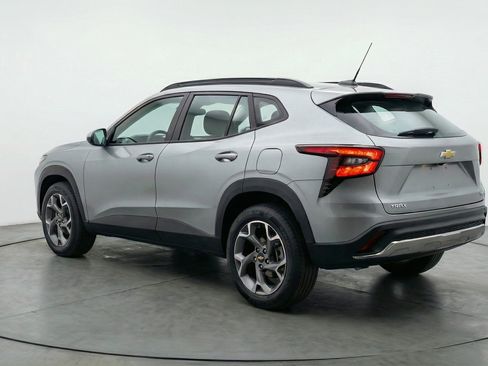 Used 2025 Chevrolet Trax LT w/ LT Convenience Package image 6