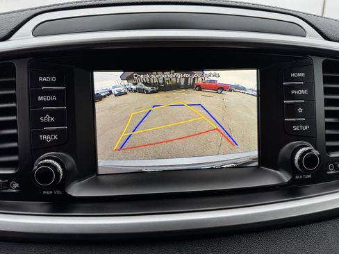 Used 2020 Kia Sorento LX image 19