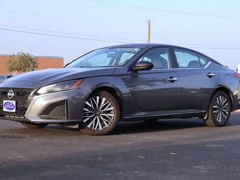 Used 2025 Nissan Altima 2.5 SV FWD image 14