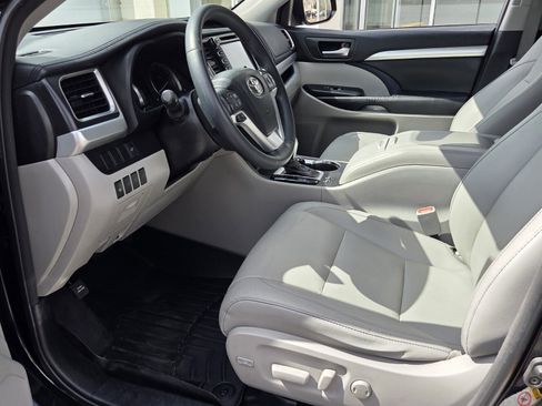 Used 2016 Toyota Highlander XLE image 15