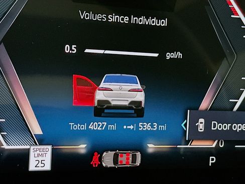 Used 2023 BMW 760i xDrive image 9