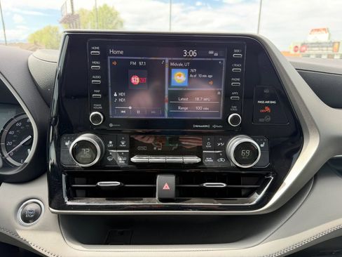 Used 2021 Toyota Highlander XLE AWD/4WD image 28