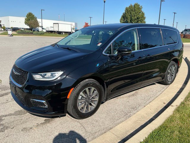 Used 2024 Chrysler Pacifica Limited FWD image 3