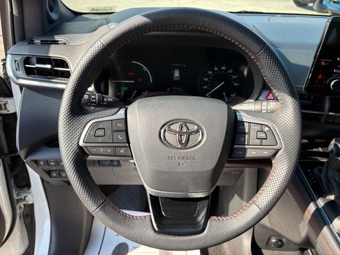 Used 2022 Toyota Sienna XSE image 18