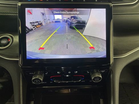 Used 2022 Jeep Grand Cherokee Overland w/ Luxury Tech Group IV AWD/4WD image 16