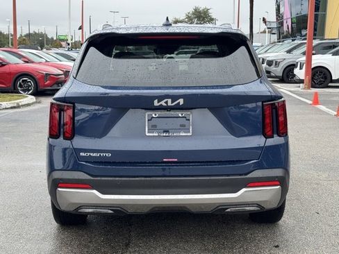 Used 2025 Kia Sorento S image 6