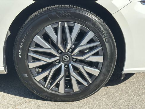 Used 2025 Nissan Altima 2.5 SV FWD image 30