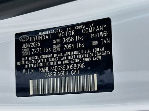 New 2025 Hyundai Elantra Limited image 23