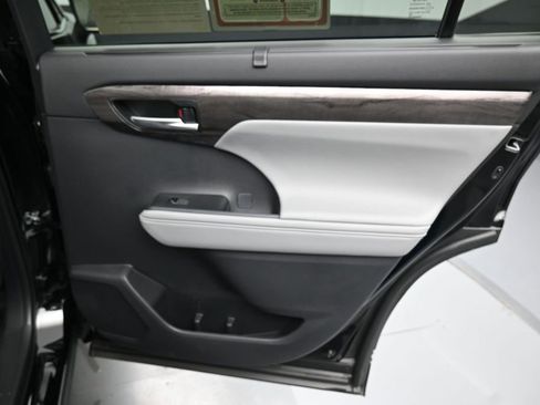 Certified 2025 Toyota Highlander Platinum AWD/4WD image 37