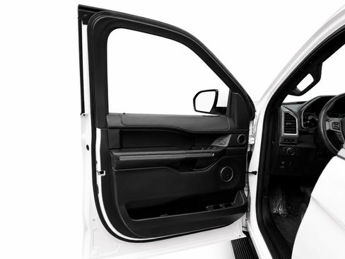 Used 2019 Ford Expedition XLT w/ Equipment Group 202A AWD/4WD image 26
