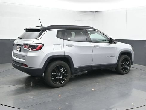 Used 2025 Jeep Compass Limited AWD/4WD image 2