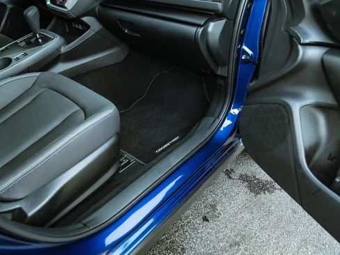 Used 2025 Subaru Crosstrek 2.0i Premium image 30