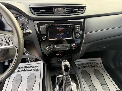 Used 2020 Nissan Rogue S image 19