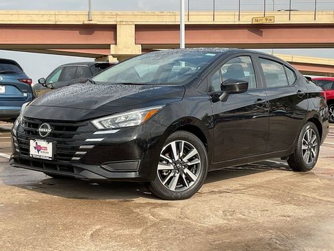 Used 2025 Nissan Versa SV image 2