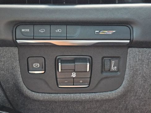 Certified 2025 Cadillac Escalade ESV V AWD/4WD image 24