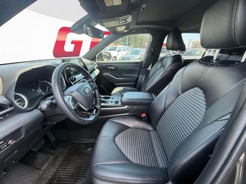 Used 2022 Toyota Highlander XSE AWD/4WD image 5
