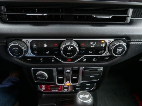 Used 2024 Jeep Wrangler Unlimited Rubicon AWD/4WD image 32