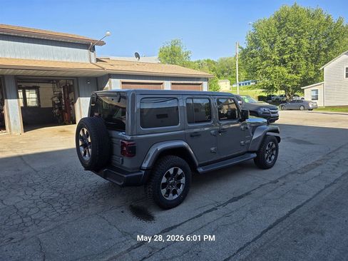 Used 2018 Jeep Wrangler Unlimited Sahara w/ Dual Top Group AWD/4WD image 5