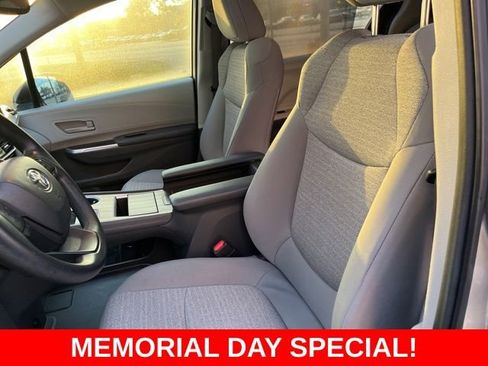 Used 2022 Toyota Sienna LE w/ LE Plus Package FWD image 8