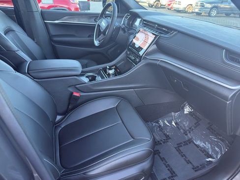 New 2025 Jeep Grand Cherokee Limited w/ Luxury Tech Group II image 25