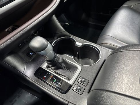 Used 2019 Toyota Highlander XLE image 24