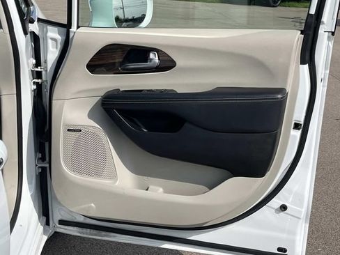 Used 2022 Chrysler Pacifica Limited FWD image 22