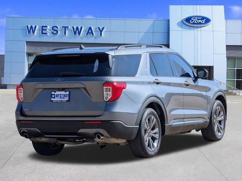 Used 2022 Ford Explorer XLT w/ Equipment Group 202A image 3