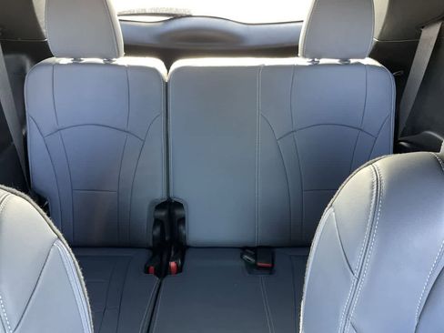 Used 2023 Buick Enclave Essence image 19