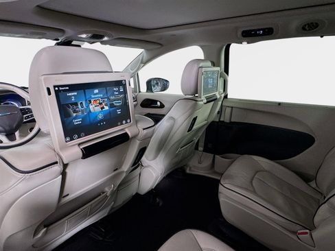 Used 2021 Chrysler Pacifica Limited w/ Uconnect Theater Family Group image 34