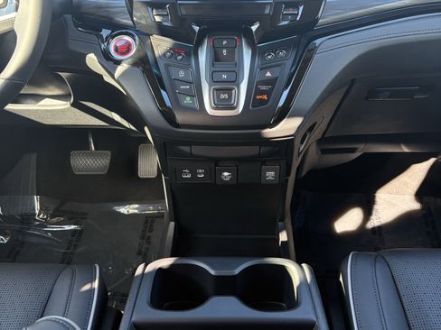 Used 2025 Honda Odyssey Elite image 18