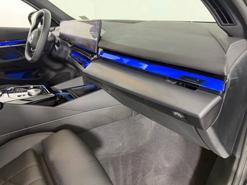 Used 2025 BMW i5 xDrive40 w/ Premium Package image 33