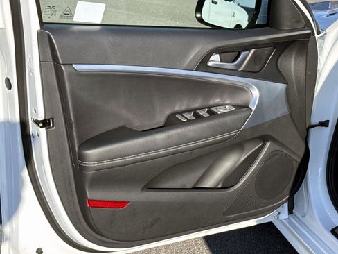 Used 2025 Genesis G70 2.5T image 19