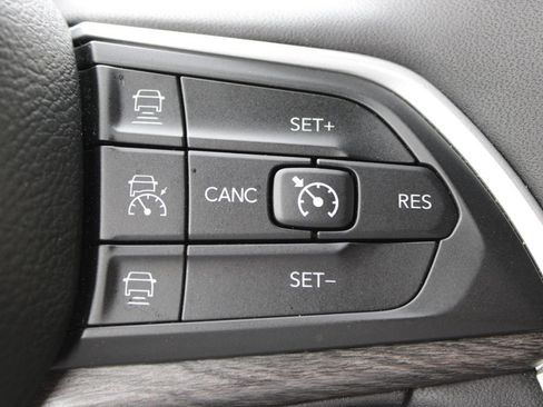 Used 2023 Jeep Grand Cherokee L Limited w/ Luxury Tech Group II AWD/4WD image 22