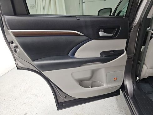 Used 2014 Toyota Highlander Limited image 30