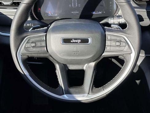 New 2025 Jeep Grand Cherokee Altitude image 11