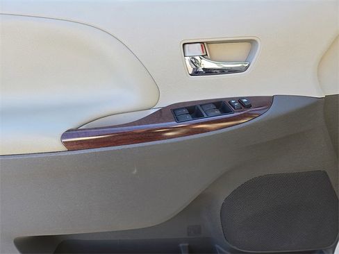 Used 2014 Toyota Sienna Limited image 13