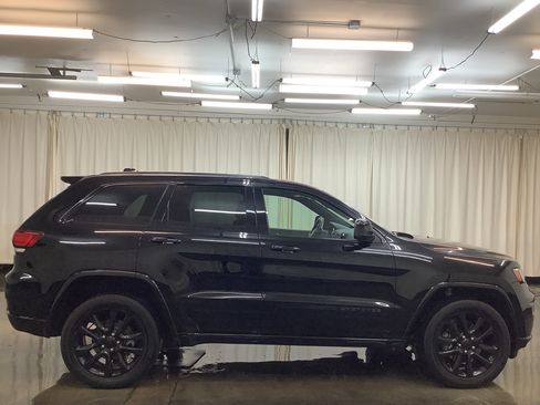 Used 2021 Jeep Grand Cherokee Laredo X AWD/4WD image 5