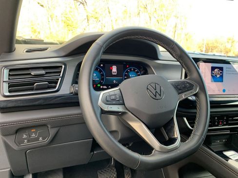 Used 2025 Volkswagen Atlas Cross Sport SE image 34