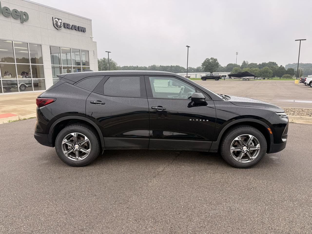 Used 2025 Chevrolet Blazer LT AWD/4WD image 2