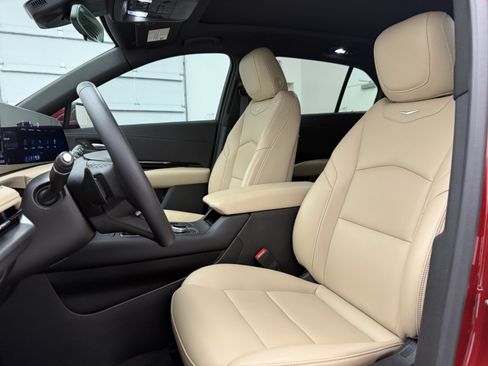 Used 2024 Cadillac XT4 Luxury w/ Cold Weather Package FWD image 12