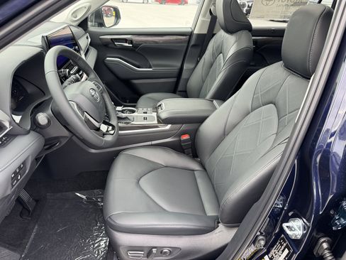 New 2026 Toyota Highlander Platinum AWD/4WD image 2