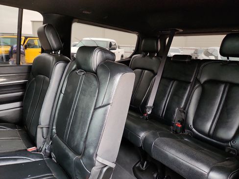 Used 2022 Jeep Wagoneer Series III AWD/4WD image 9