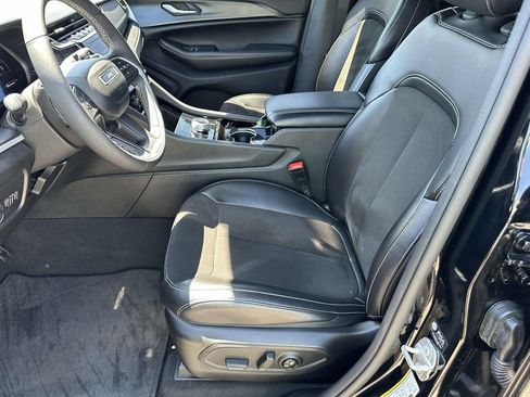 Used 2023 Jeep Grand Cherokee Altitude AWD/4WD image 17