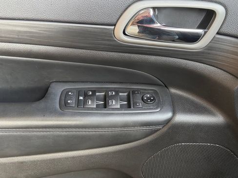 Used 2021 Jeep Grand Cherokee Laredo AWD/4WD image 21