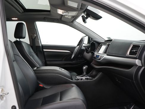 Used 2019 Toyota Highlander XLE AWD/4WD image 13