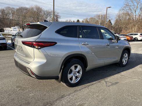 Used 2023 Toyota Highlander LE image 8
