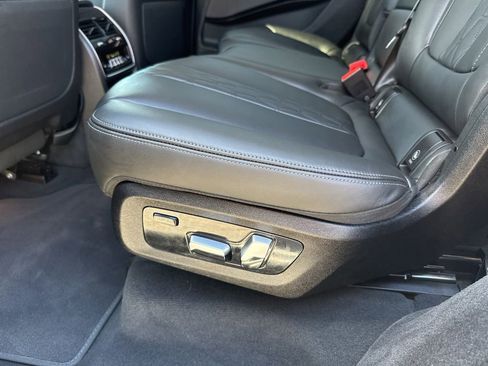 Used 2025 BMW X7 xDrive40i AWD/4WD image 36