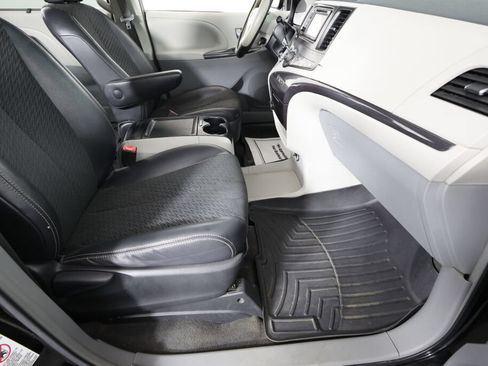 Used 2012 Toyota Sienna SE FWD image 25