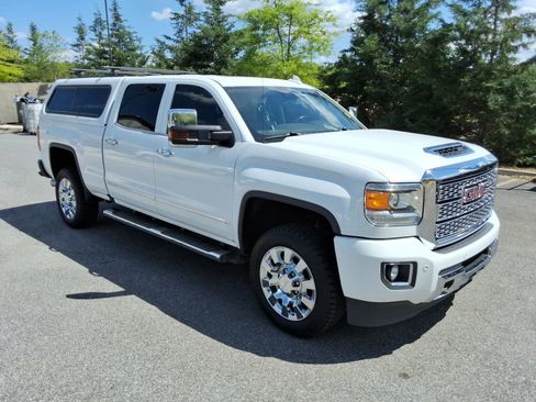 Used 2019 GMC Sierra 2500 Denali w/ Duramax Plus Package AWD/4WD image 3