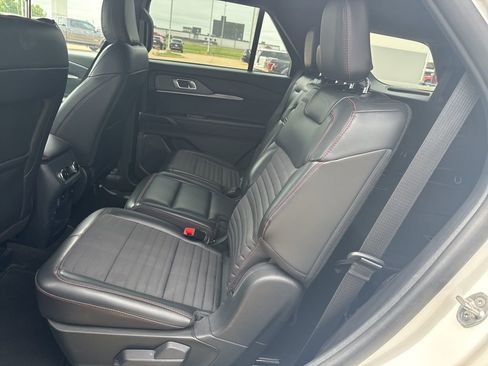 Used 2025 Ford Explorer ST-Line w/ ST-Line Street Pack AWD/4WD image 7